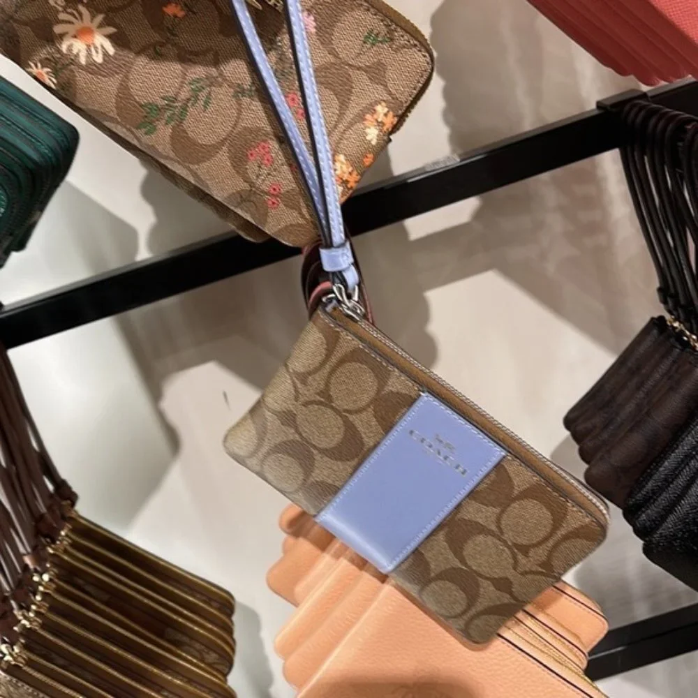 Corner Zip Wristlet In Signature Canvas Khaki / Marble Blue
